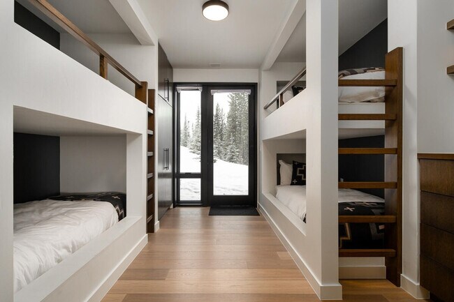 Building Photo - 5 Thistle Way