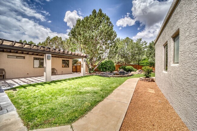 Building Photo - Beauty on Bowstring Drive
