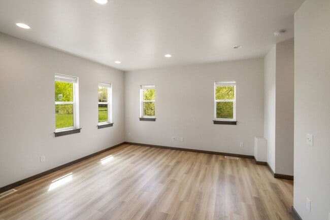 Building Photo - Gorgeous 3 Bedroom condos with double stal...