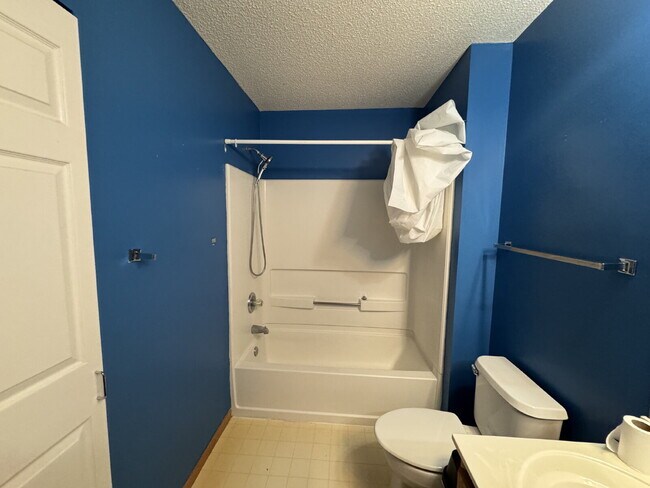 Building Photo - High Ceilings Townhouse Retreat: Spacious 2-Bed, 2-Bath Gem in Woodbury!