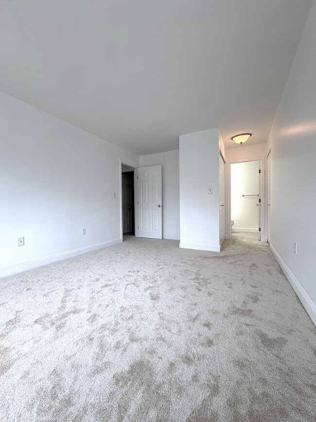 Building Photo - Completely updated 2 bed condo in desireab...