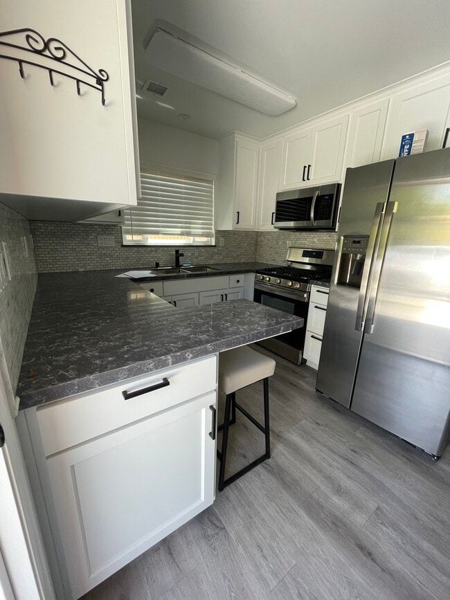 Building Photo - 703 W College St