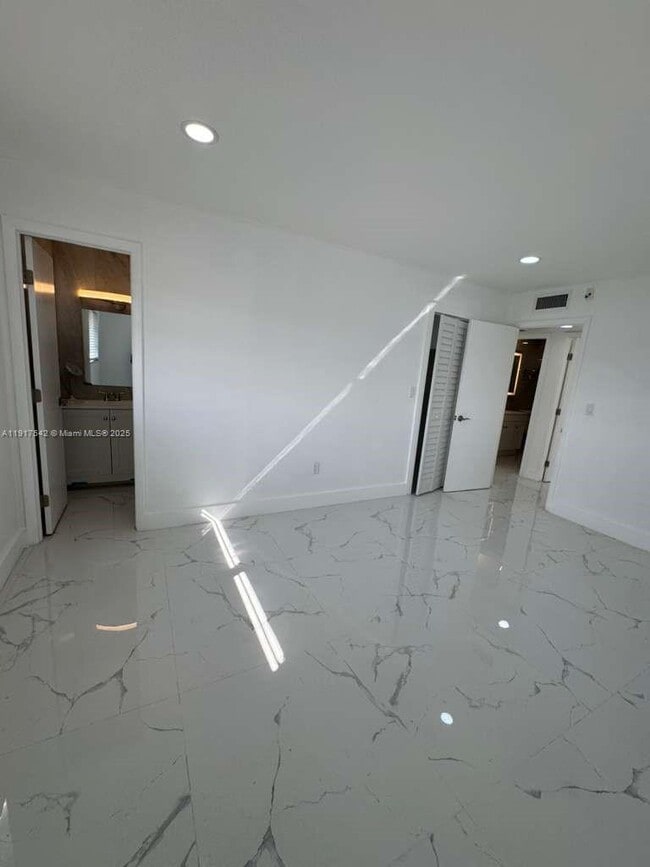 Building Photo - 15201 NE 6th Ave