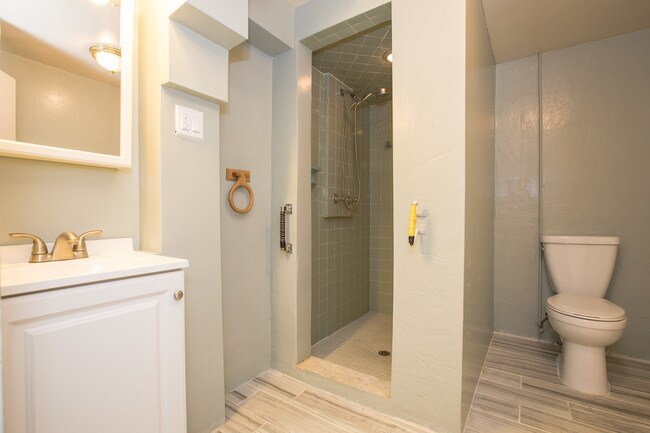 Building Photo - 2712 Sarah St