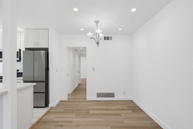 Building Photo - 337 Rexford Dr