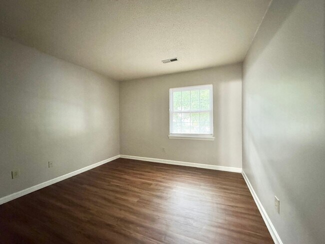Building Photo - Charlestown Square Updated 2-Bedroom