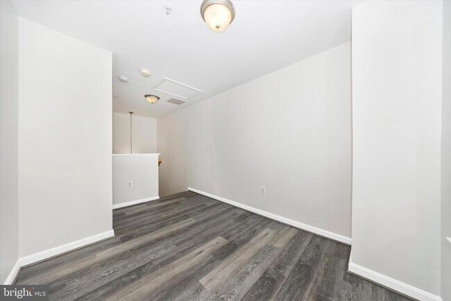 Building Photo - 4960 Clarendon Terrace