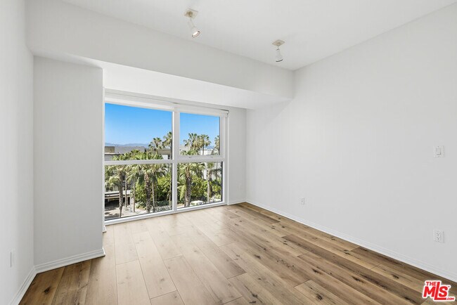 Building Photo - 13600 Marina Pointe Dr