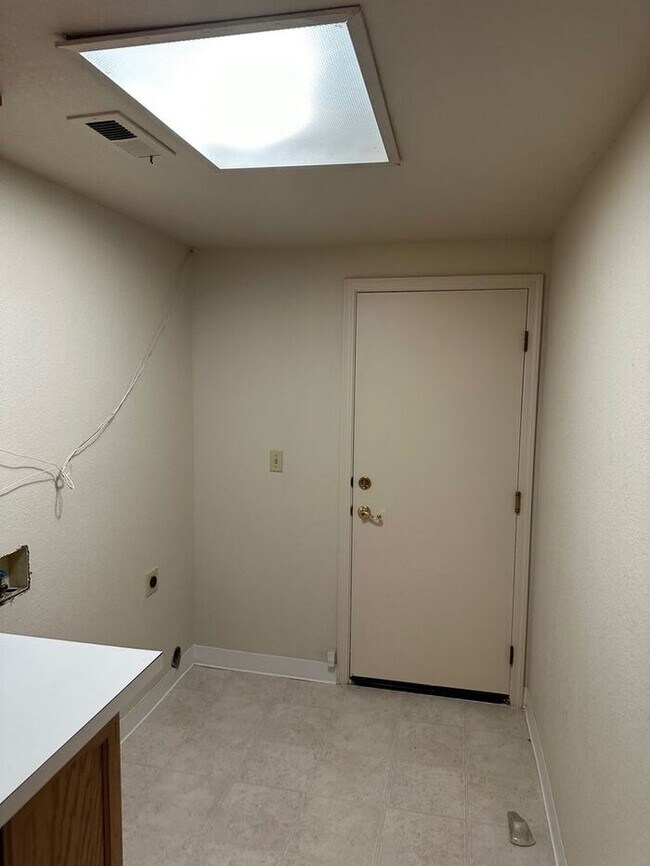 Building Photo - Weston Ranch Home 3 Bedrooms 2 Bath