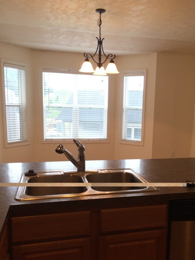 Building Photo - 3 Bed, 2.5 Bath on Sunnyside Hill!