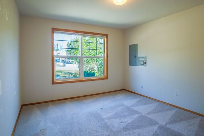 Building Photo - Lovely Mid-Island Home Available August 19th!