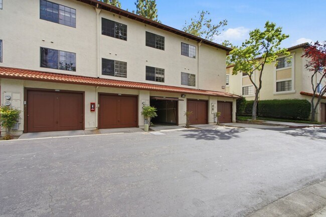 Building Photo - 479 Costa Mesa Terrace