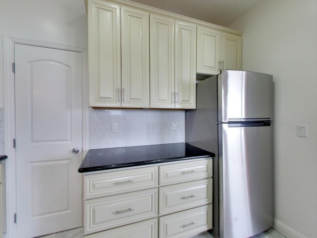 Building Photo - Remodeled 3 Bedroom in Nob Hill!!