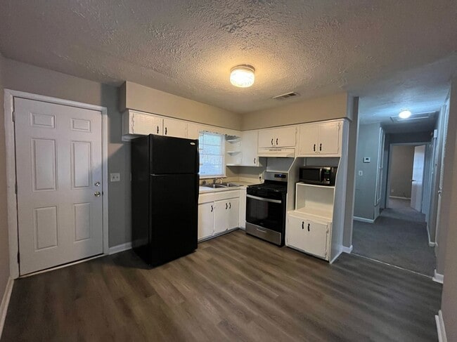 Building Photo - HAP/Section 8 Qualified!