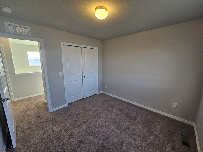 Building Photo - 3 Bed 3 bath house in Lorson Ranch!