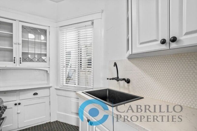 Building Photo - 401 Juniper St