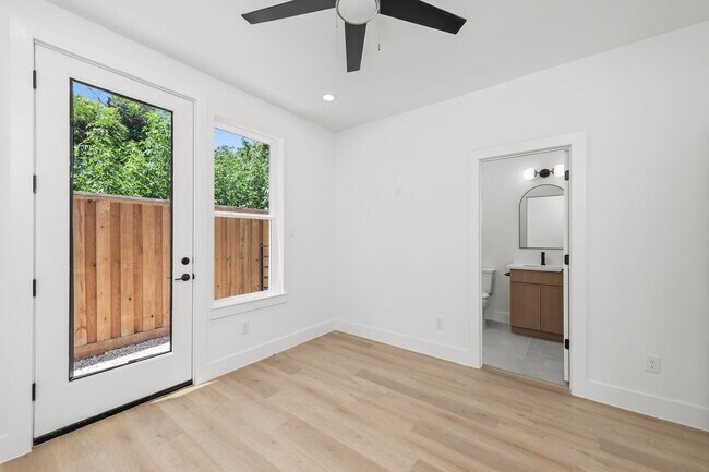 Building Photo - 3348 Sauer St