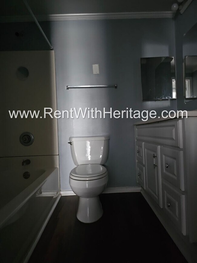 Building Photo - GORGEOUS HISTORICAL APARTMENT HOME / TOTALLY UPGRADED INTERIOR / CLOSE TO EVERYTHING!