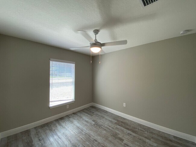 Building Photo - Custom Home - Desirable SE Ocala Neighborhood 3/2/2 **Won't Last**