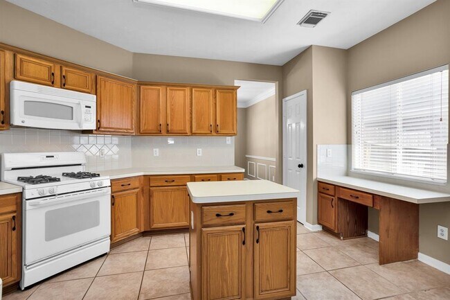 Building Photo - 20931 Deauville Dr
