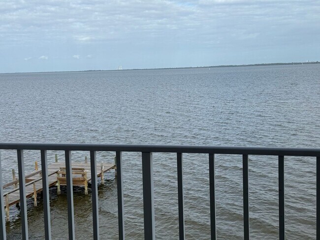Building Photo - Directly on the River, what a view!!