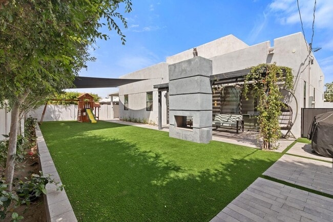 Building Photo - 4533 E Devonshire Ave