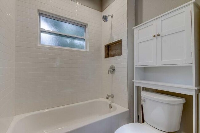 Building Photo - 3 bedroom in Tampa FL 33604