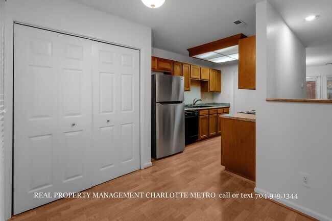 Building Photo - Charming HOME in Prime South Charlotte Location!