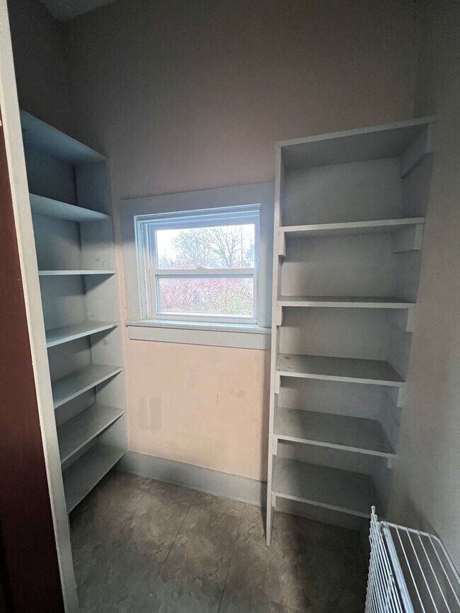 Building Photo - Spacious Three Bedroom Single Family near John Ball Zoo!