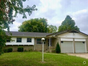 Building Photo - 3 Bedroom 2 Full Bath Home with Fireplace,...