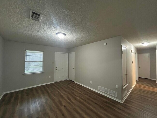 Building Photo - Limited Time Special Offer / 3 Bed/1.5 Bath Home with Carport / Pet-Friendly / Coming Soon!