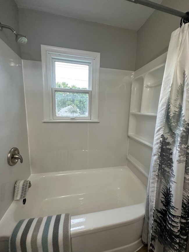 Building Photo - Renovated 2 bed, 1 bath home for rent in W...