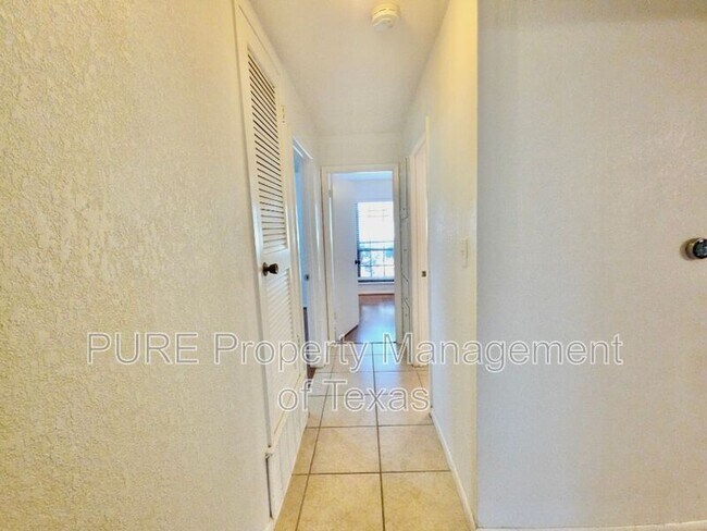 Building Photo - 3000 Lakeside Dr