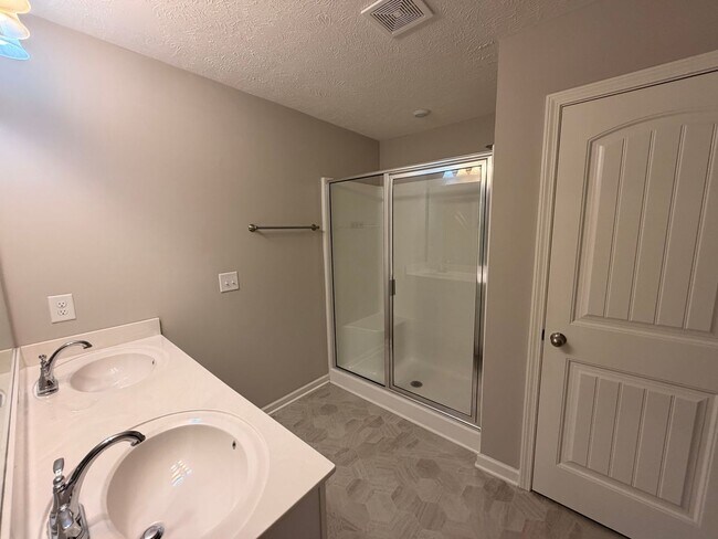 Building Photo - Gorgeous 2 BR 2.5 Bath End Unit Townhome - Available Now in Murfreesboro!