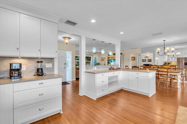 Building Photo - 2732 Valencia Dr