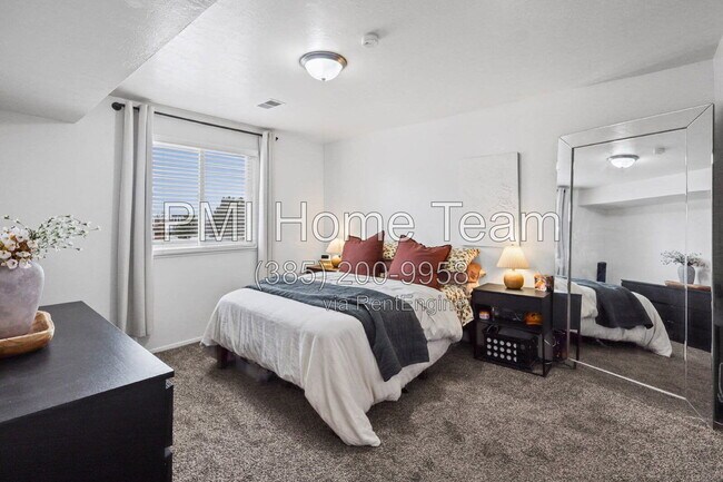 Building Photo - 5630 Meadow Ln