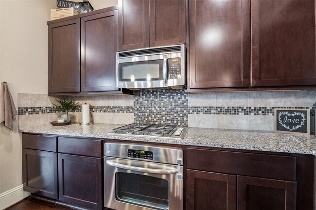 Building Photo - 769 Waverly St