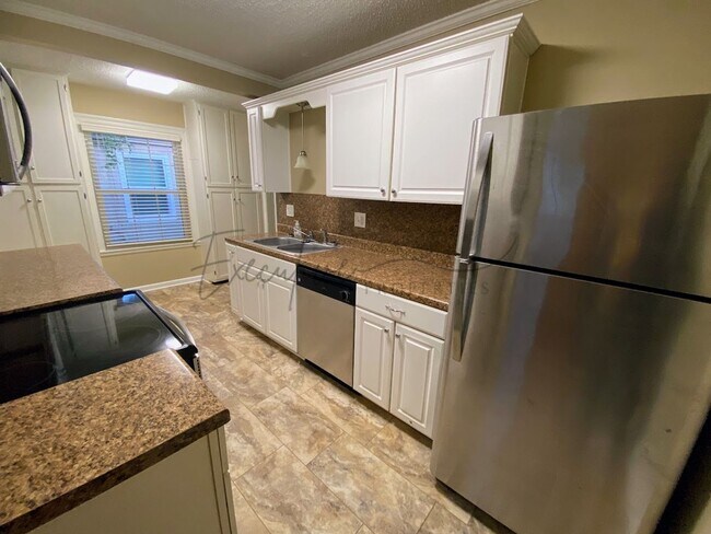 Building Photo - Well-Kept 3BR Home with Sunroom, Garage & Fenced Yard