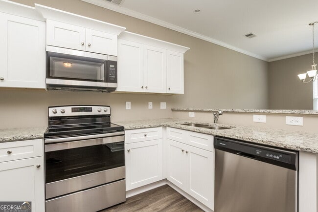 Building Photo - 737 Fieldcrest Dr
