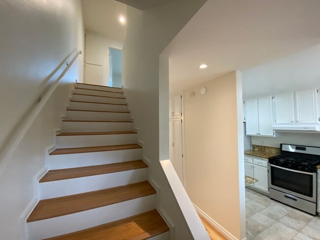 Building Photo - Bright and Spacious 2 Bed/1.5 Bath South O...