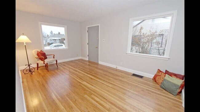 Living Room - 1024 E Hoffman Ave