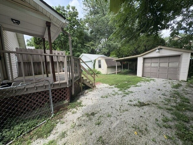 Building Photo - Pet-Friendly 2-Bedroom Kenmore Home with Garage and Enclosed Porch