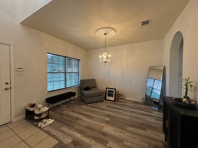 Building Photo - 2101 Charlotte Estates Dr