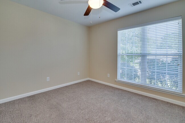 Building Photo - 2152 Sylvan Lake Dr