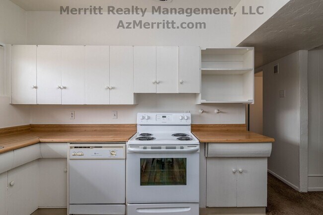 Building Photo - 4 Bedroom, 2 bath, air conditioned, fenced...
