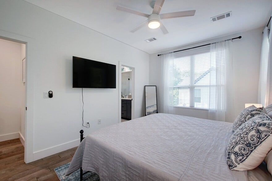 Master room - 413 W Odell St
