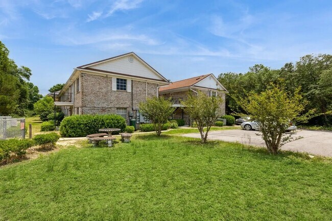 Building Photo - 104 Country Club Dr