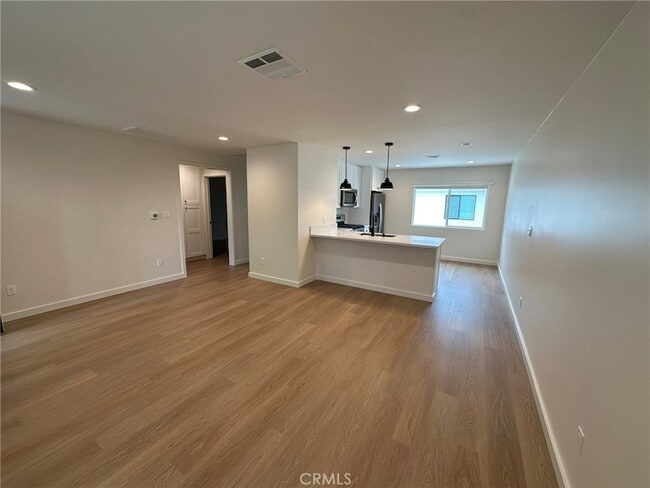 Building Photo - 901 N Orchard Dr