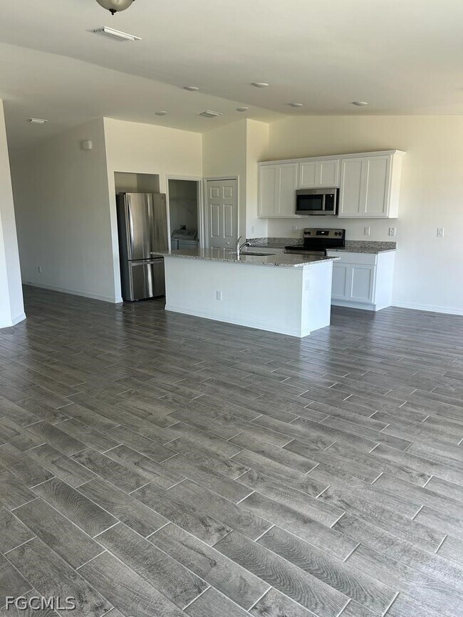 Building Photo - 3626 NE 19th Ave