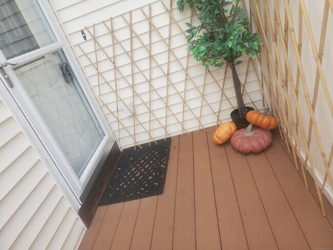 Building Photo - 1093 Shippan Ave